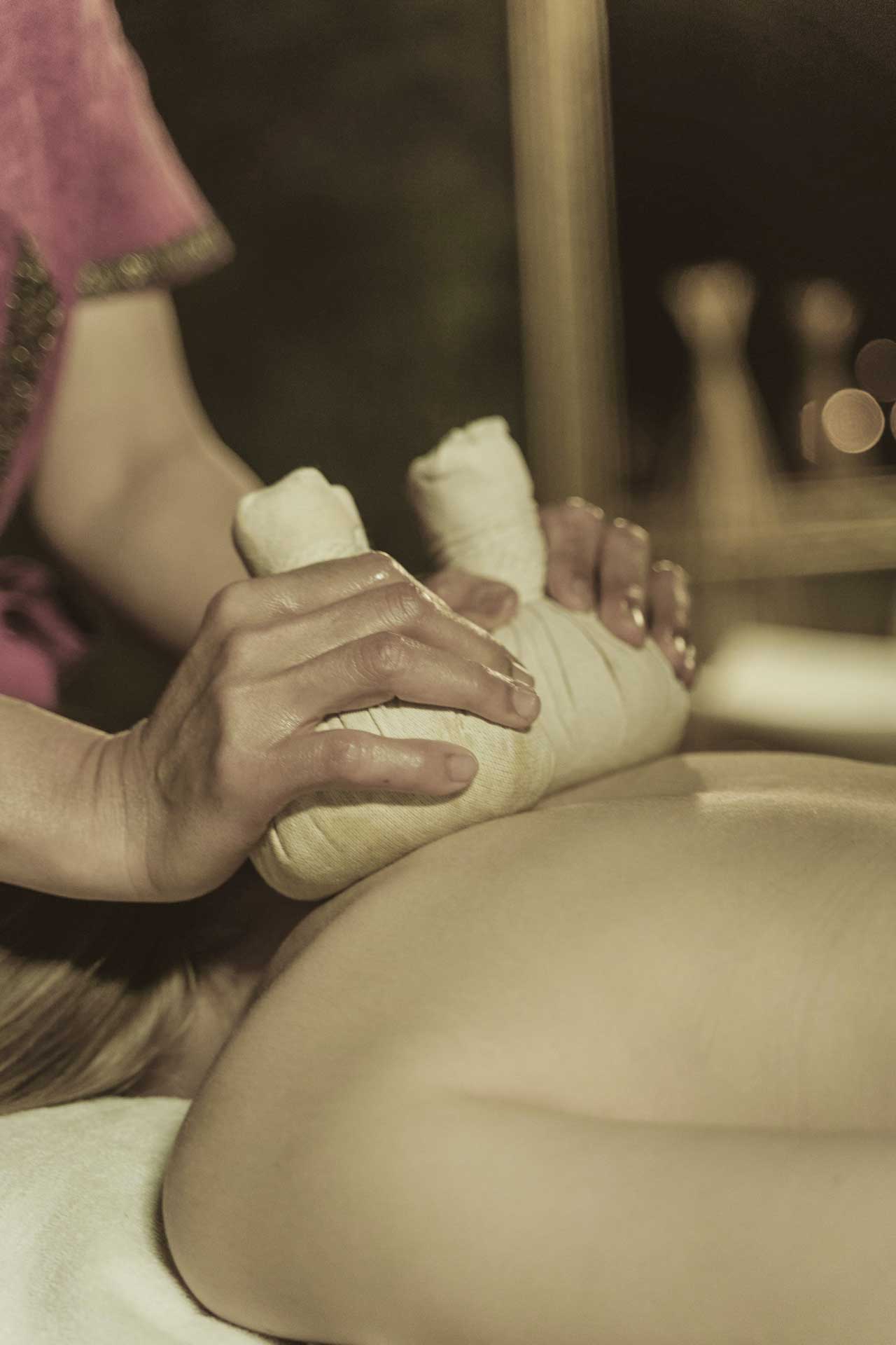 Kräuterstempel-Massage